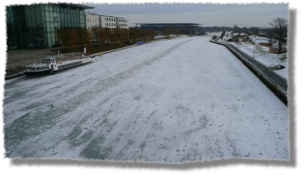der zugefrorene Mittellandkanal in Wolfsburg...