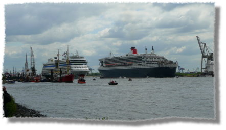 AIDAsol und Queen Mary 2 begegnen sich beim Museumshafen Oevelg�nne...