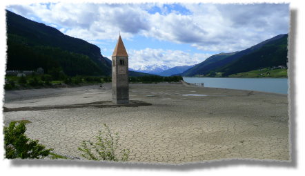 der Kirchturm von Alt-Graun auf dem Trockenen...
