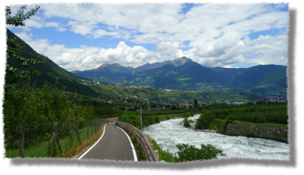 Blick vom Radweg auf Dorf Tirol...