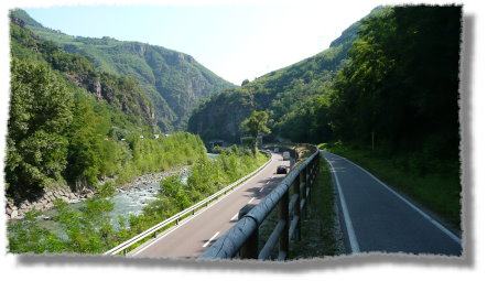 die alte Bahntrasse entlang der Bundesstra�e...